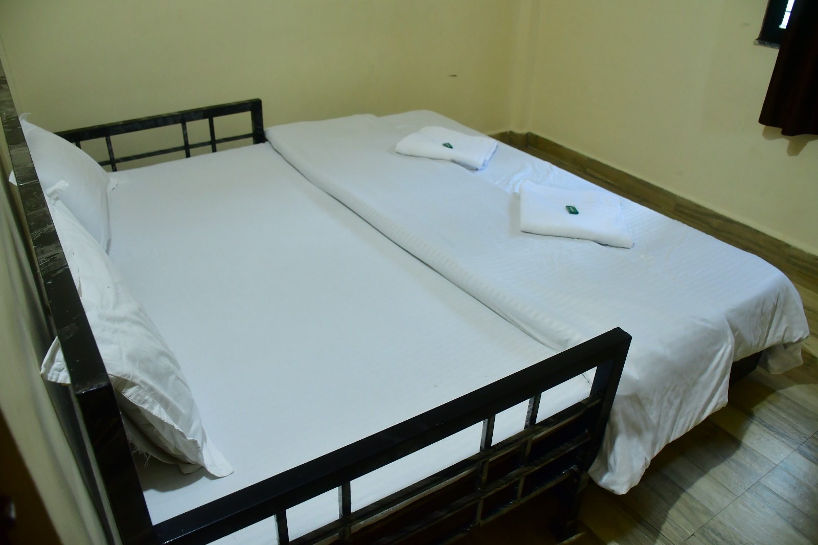 Couple Sharing Room with two guests