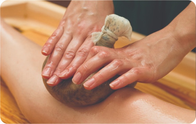 Elakizhi therapy with herbal poultices being applied